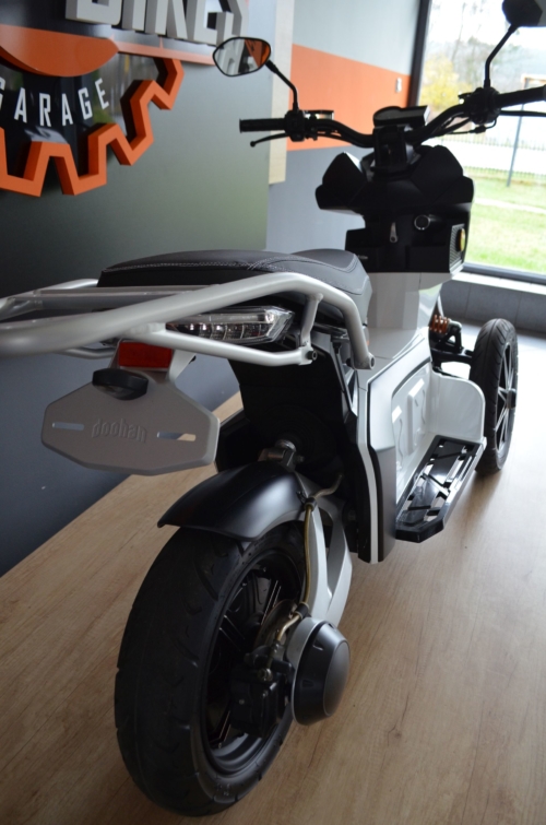 DOOHAN ITANK Skuter elektryczny + ładowarka (Ego2 Goodyear)